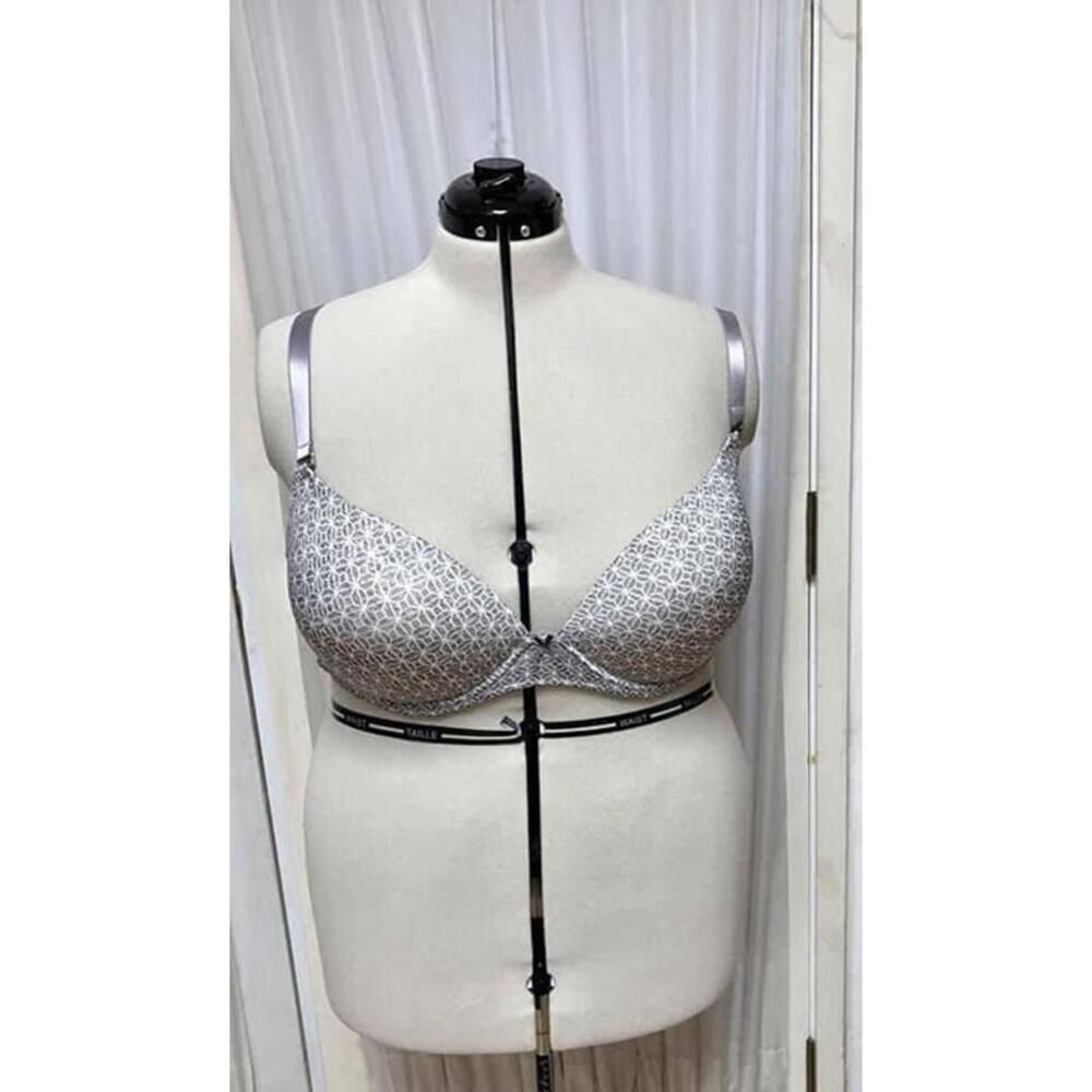 42d bra. I don’t see a brand tag.